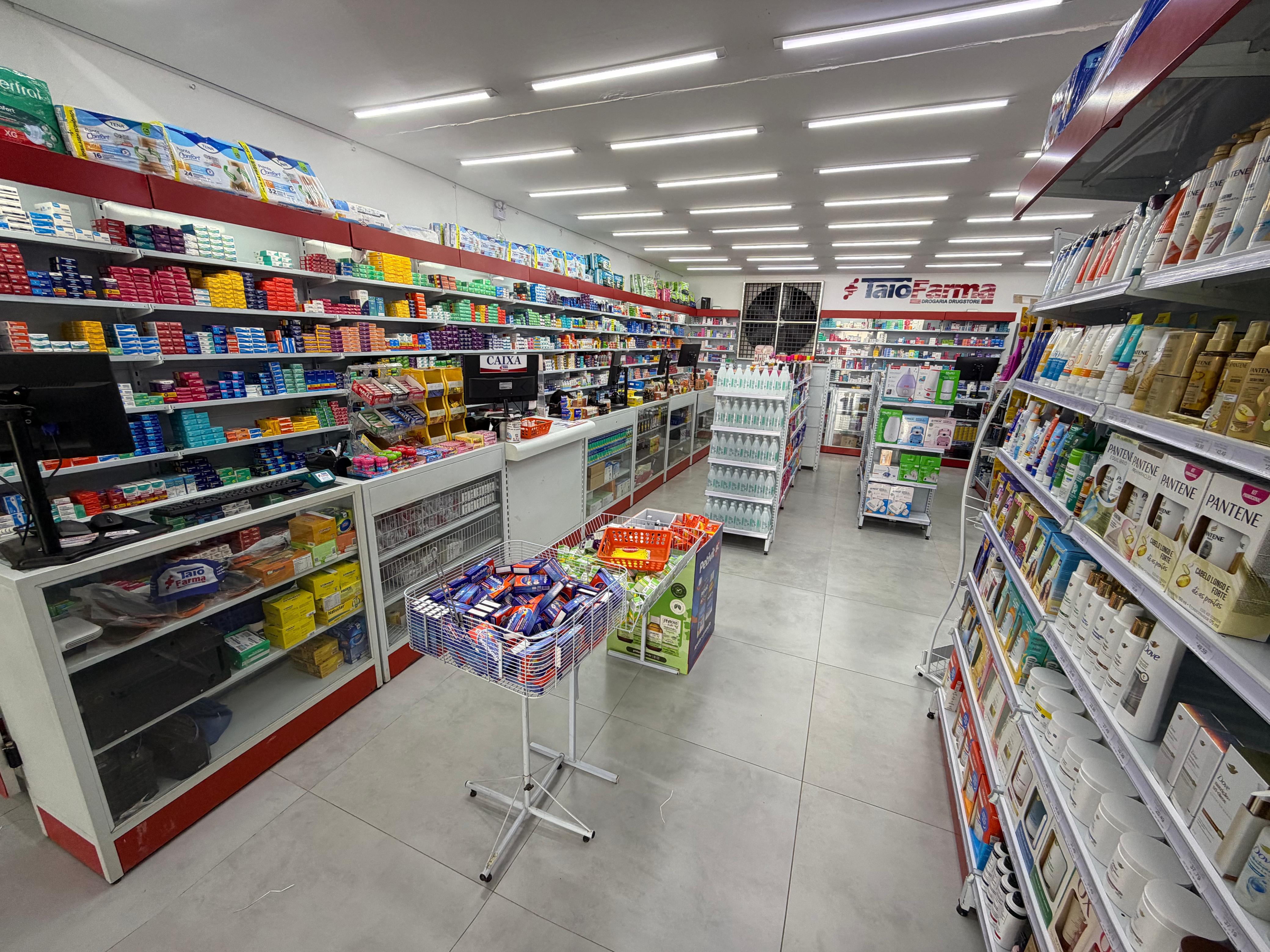 Balcão de atendimento e corredores da TaioFarma