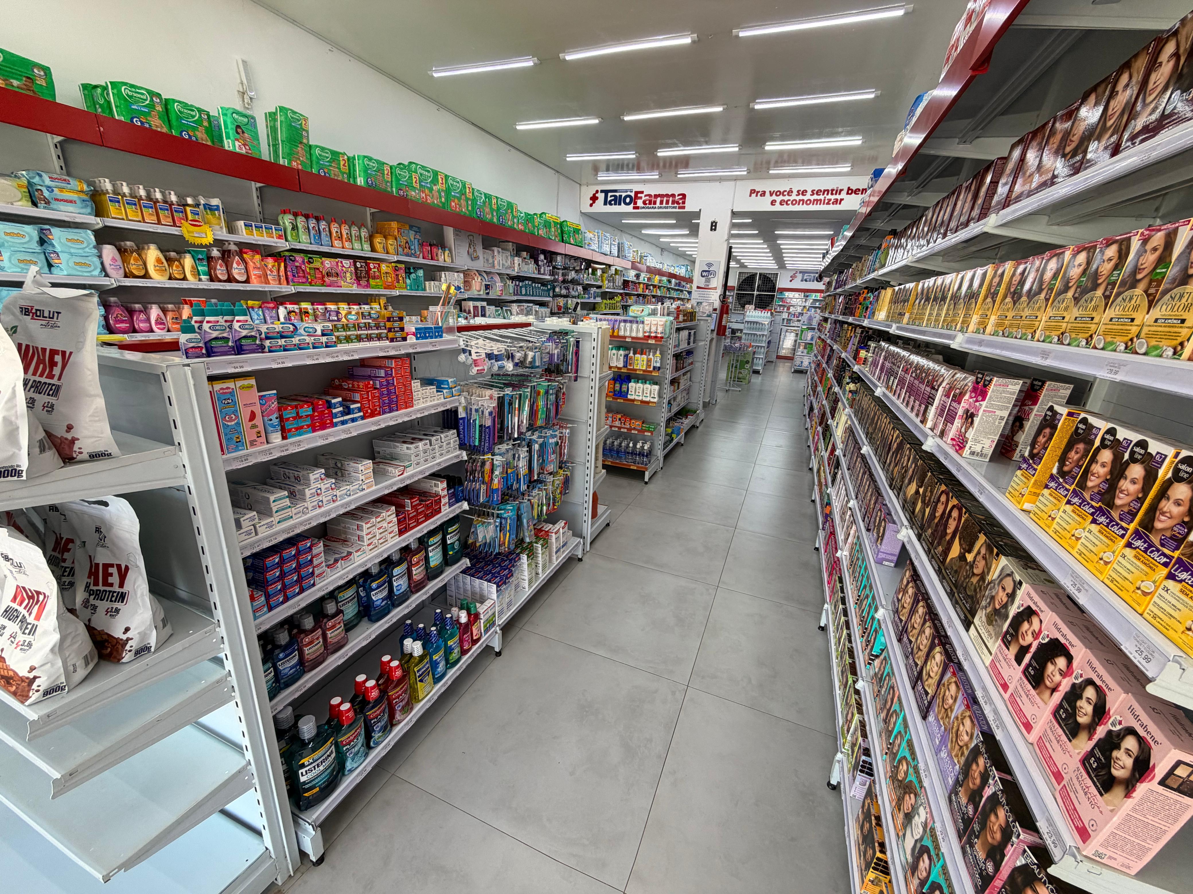 Corredor com produtos de higiene, perfumaria e cuidado pessoal na TaioFarma